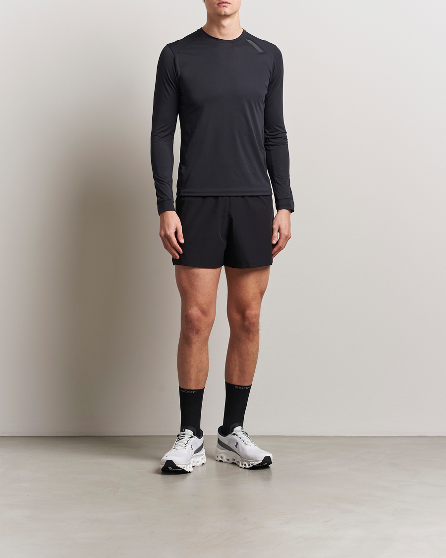 Herre | T-Shirts | SOAR Running | Long Sleeve Tech Tee Black