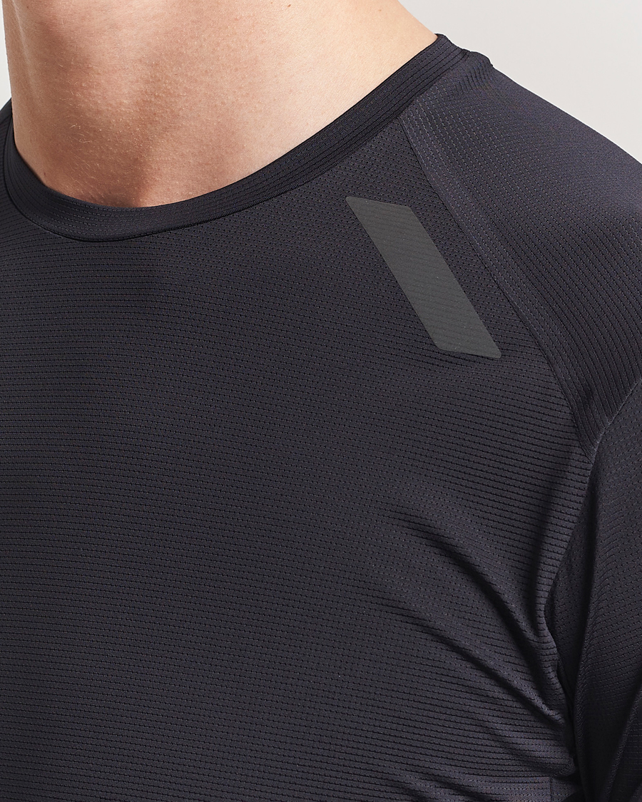 Herre | T-Shirts | SOAR Running | Long Sleeve Tech Tee Black