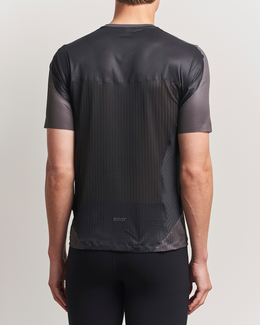 Herre | T-Shirts | SOAR Running | Hot Weather Tee Shale/Black