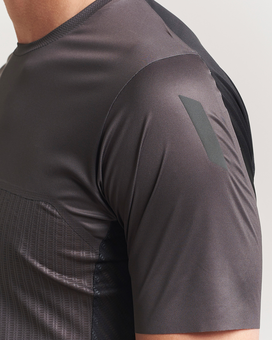 Herre | T-Shirts | SOAR Running | Hot Weather Tee Shale/Black