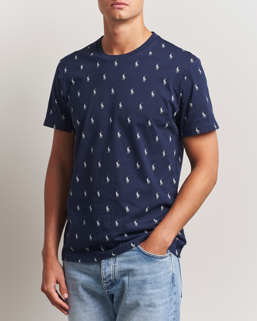 Herre | Polo Ralph Lauren All over Player Sleeping Tee Cruise Navy | Polo Ralph Lauren | All over Player Sleeping Tee Cruise Navy