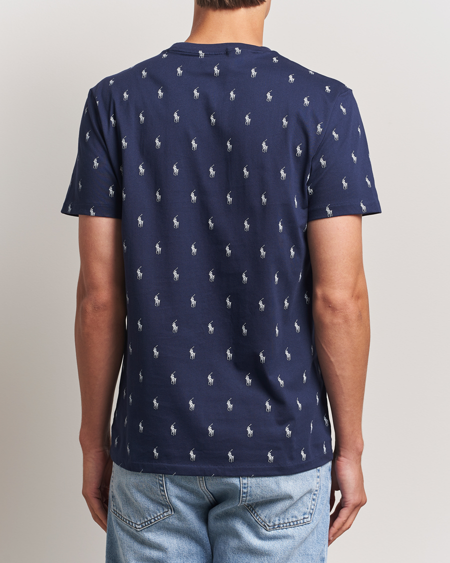 Herre | Polo Ralph Lauren All over Player Sleeping Tee Cruise Navy | Polo Ralph Lauren | All over Player Sleeping Tee Cruise Navy