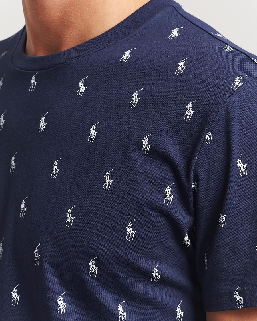 Herre | Polo Ralph Lauren All over Player Sleeping Tee Cruise Navy | Polo Ralph Lauren | All over Player Sleeping Tee Cruise Navy
