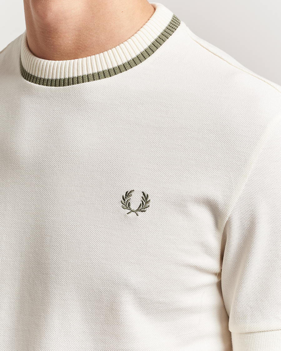 Herre | T-Shirts | Fred Perry | Pique Crew Neck T-Shirt Light Ecru