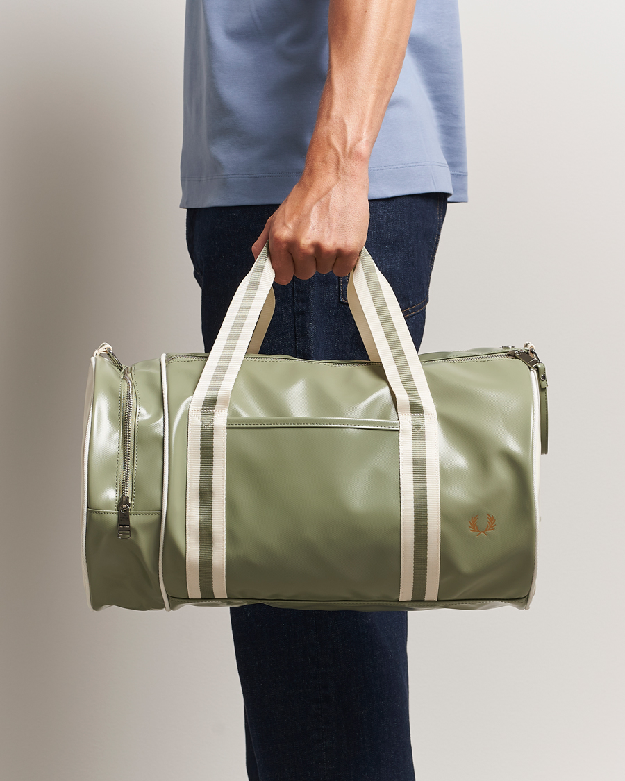 Herre | Vesker | Fred Perry | Classic Barrel Bag Olive Mint/White