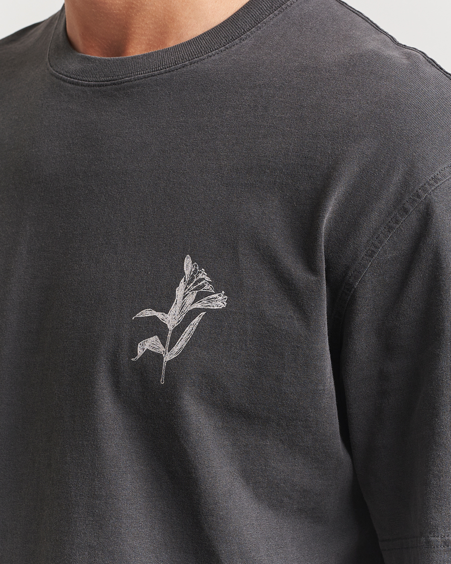Herre | T-Shirts | Samsøe Samsøe | Printed Lily Crew Neck T-Shirt Washed Black