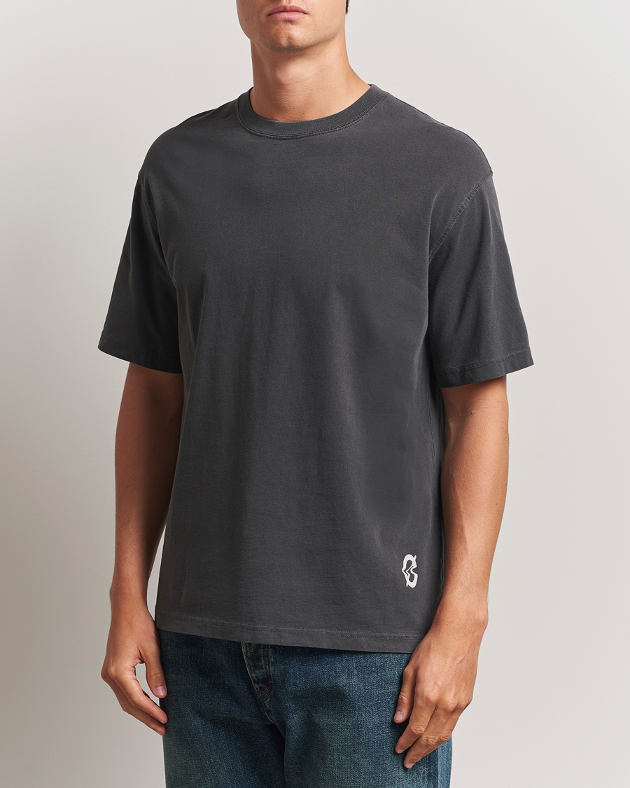 Herre | T-Shirts | Samsøe Samsøe | Printed Swirl Crew Neck T-Shirt Washed Black