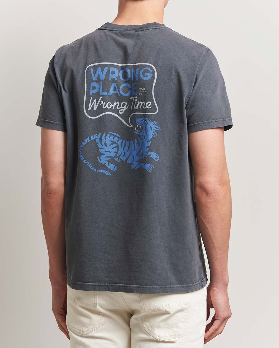 Herre | T-Shirts | Nudie Jeans | Roy Wrong Place T-Shirt Antracite
