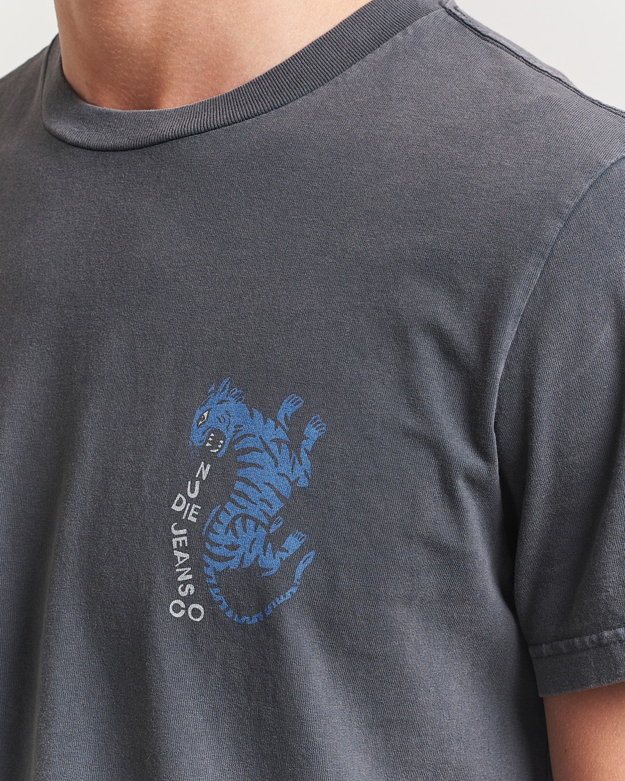 Herre | T-Shirts | Nudie Jeans | Roy Wrong Place T-Shirt Antracite