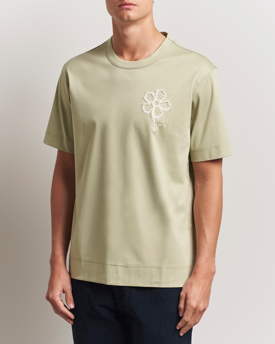 Herre | T-Shirts | NN07 | Pedro Embroidered Flower T-Shirt Sage Green