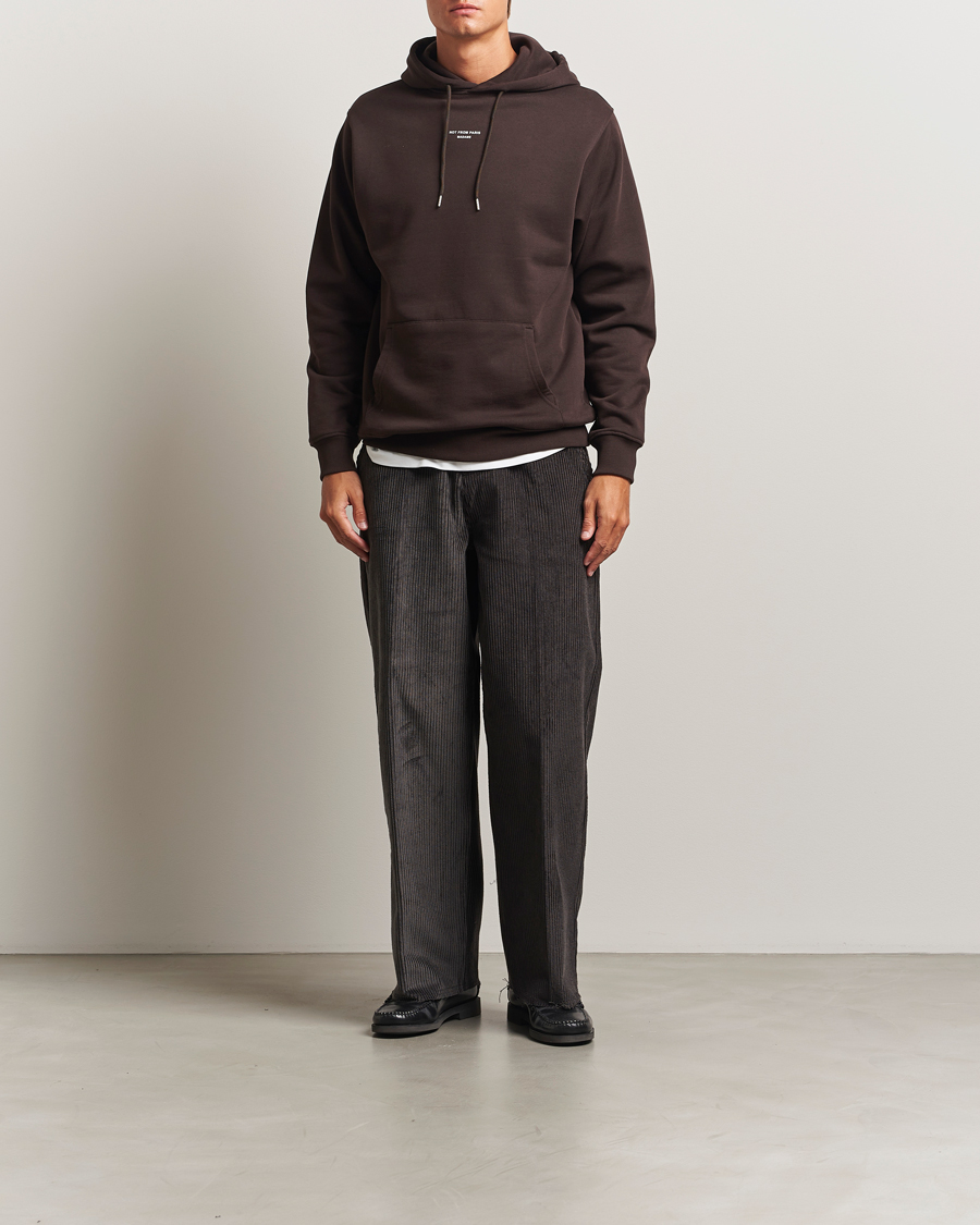 Herre | Gensere | Drôle de Monsieur | Classic Slogan Hoodie Dark Brown