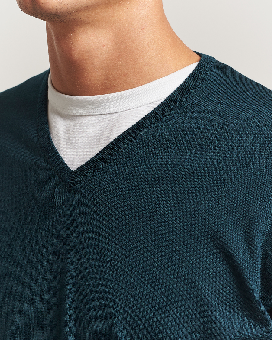 Herre | Gensere | John Smedley | Bobby Extra Fine Merino V-Neck Pullover Richardson Green
