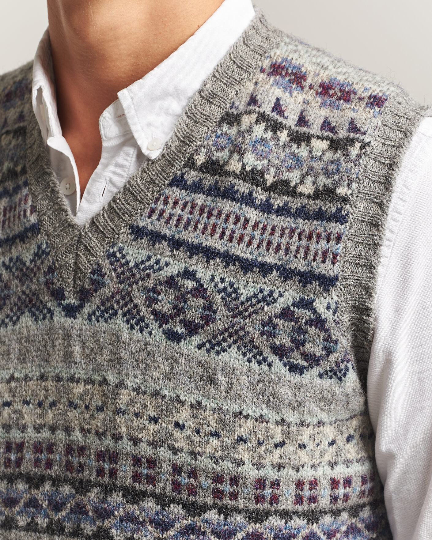 Herre | Gensere | Jamieson's of Shetland | Jamiesons Of Shetland All Over Fair Isle Slipover Light Grey