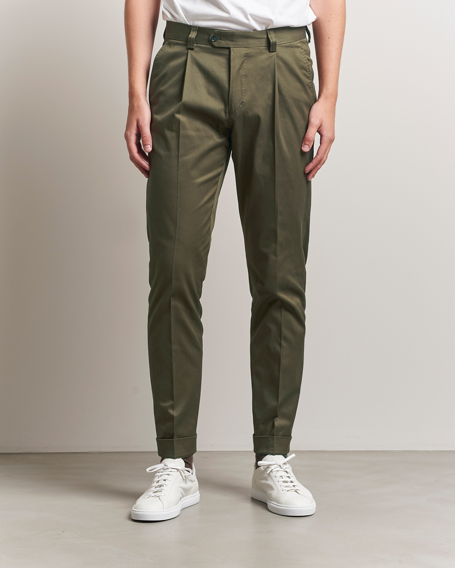 Herre | Bukser | Tiger of Sweden | Tenuta Pleated Cotton Trousers Deep Olive