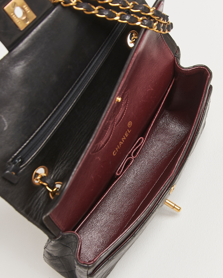 Herre | Gifts for Her | Chanel Pre-Owned | Classic Double Flap Medium Lambskin Black