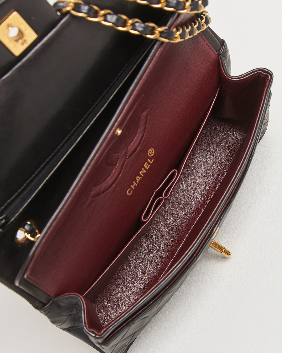 Herre | Gifts for Her | Chanel Pre-Owned | Classic Double Flap Medium Lambskin Black
