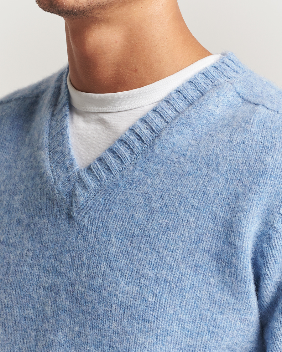 Herre | Gensere | Harley Of Scotland for Care of Carl | Harley Of Scotland Brushed Supersoft Lambswool V-Neck Light Blue