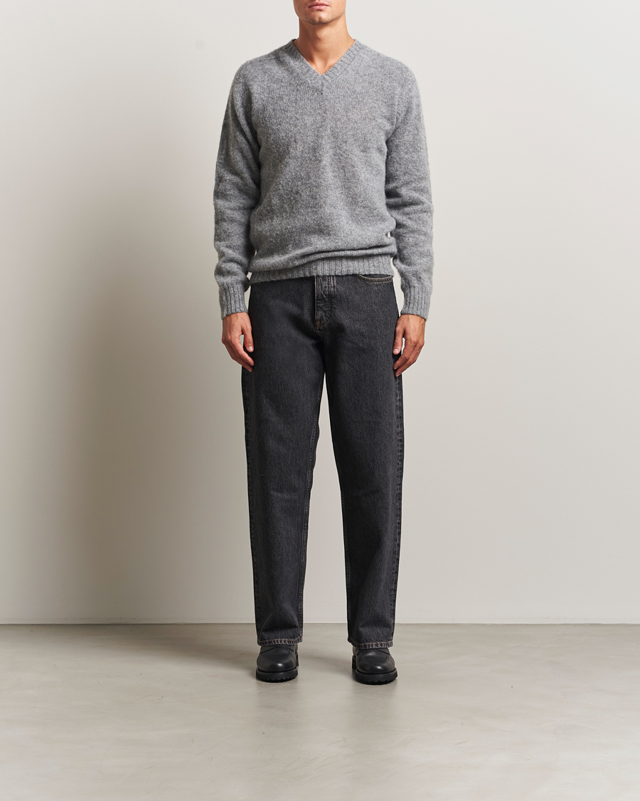 Herre | Gensere | Harley Of Scotland for Care of Carl | Brushed Supersoft Lambswool V-Neck Mid Grey