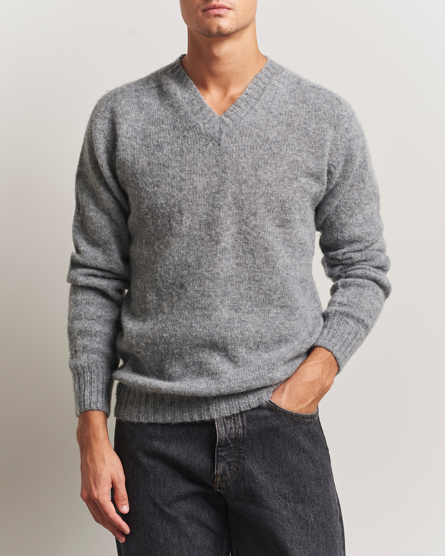 Herre | Gensere | Harley Of Scotland for Care of Carl | Harley Of Scotland Brushed Supersoft Lambswool V-Neck Mid Grey