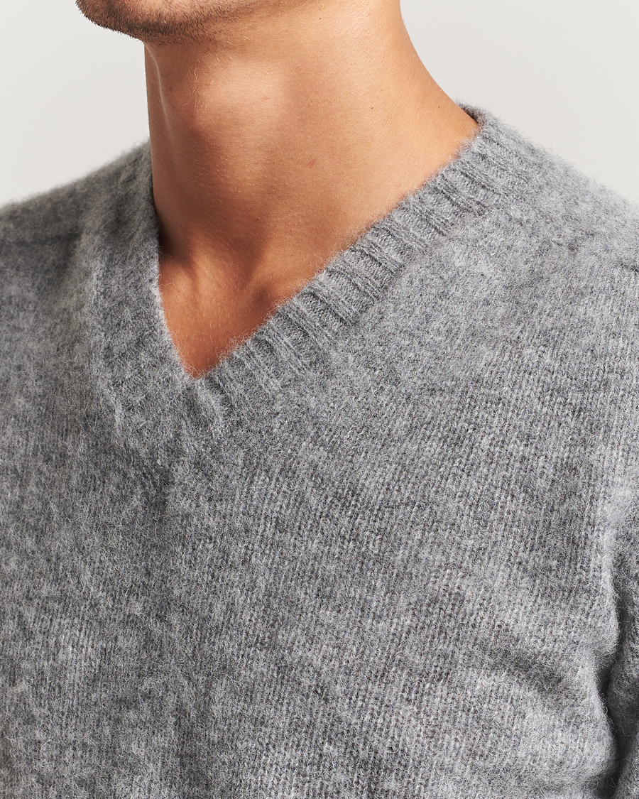Herre | Gensere | Harley Of Scotland for Care of Carl | Harley Of Scotland Brushed Supersoft Lambswool V-Neck Mid Grey