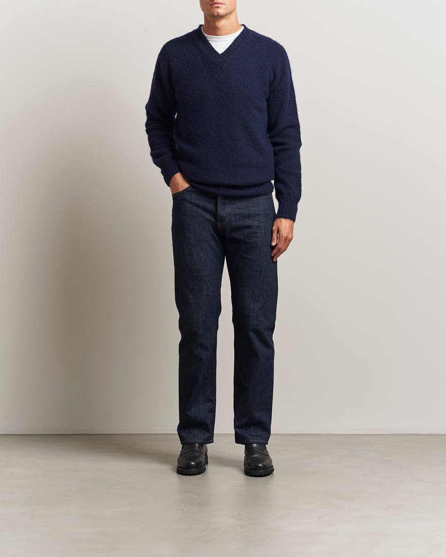 Herre | Gensere | Harley Of Scotland for Care of Carl | Harley Of Scotland Brushed Supersoft Lambswool V-Neck Navy