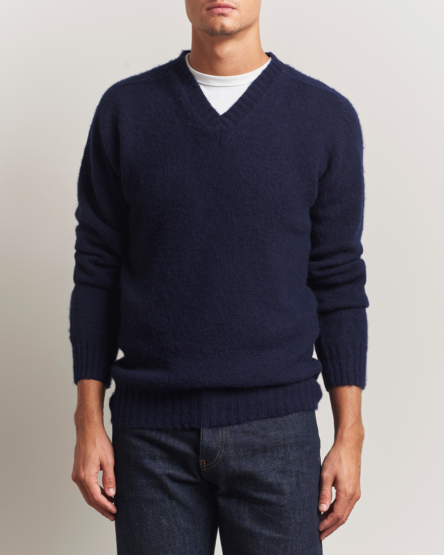 Herre | Gensere | Harley Of Scotland for Care of Carl | Harley Of Scotland Brushed Supersoft Lambswool V-Neck Navy