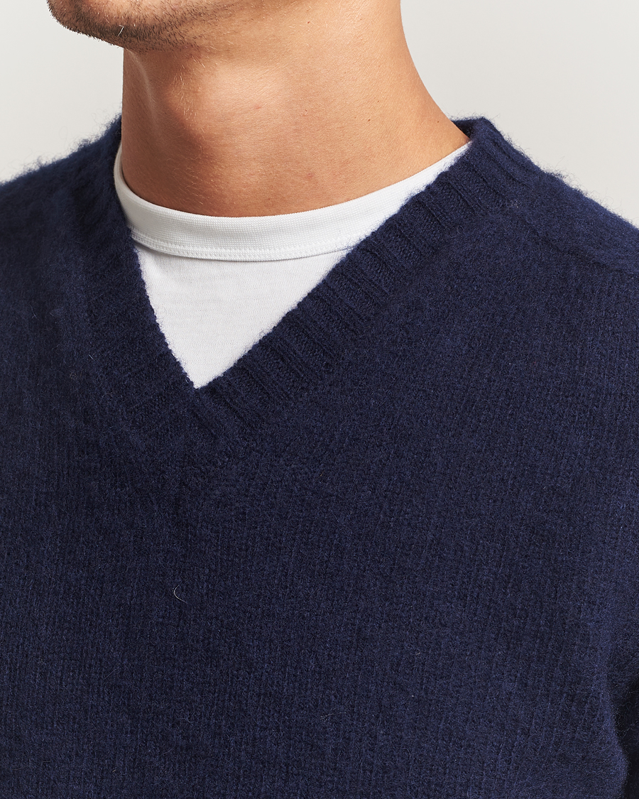 Herre | Gensere | Harley Of Scotland for Care of Carl | Harley Of Scotland Brushed Supersoft Lambswool V-Neck Navy