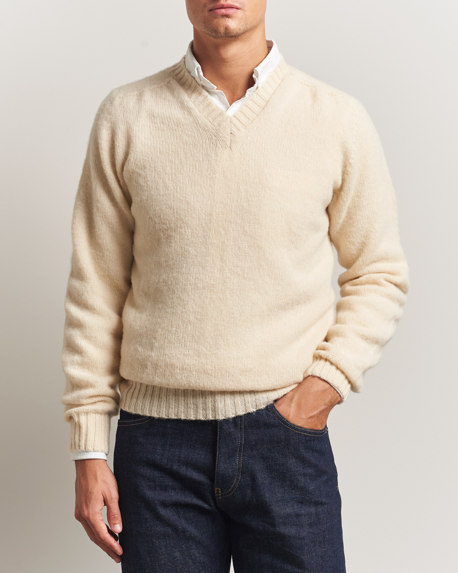 Herre | Gensere | Harley Of Scotland for Care of Carl | Harley Of Scotland Brushed Supersoft Lambswool V-Neck Vanilla