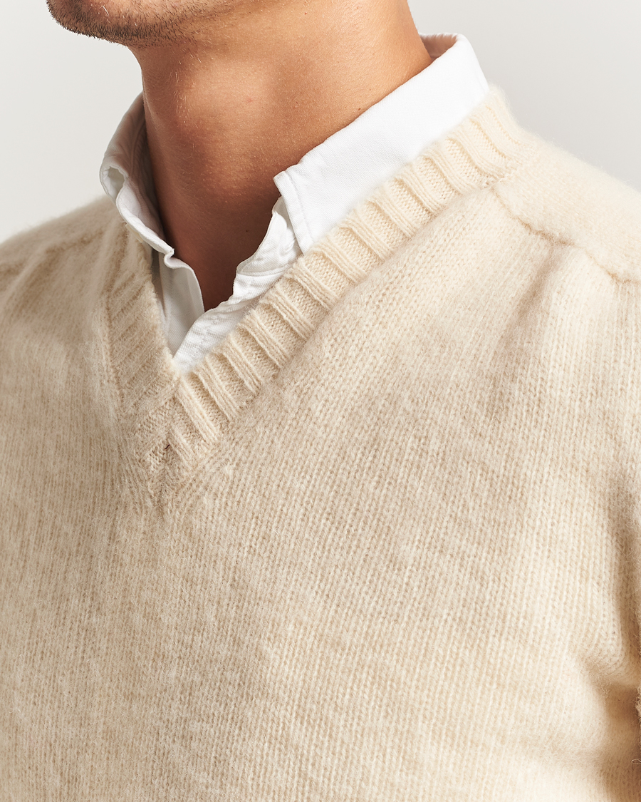 Herre | Gensere | Harley Of Scotland for Care of Carl | Harley Of Scotland Brushed Supersoft Lambswool V-Neck Vanilla