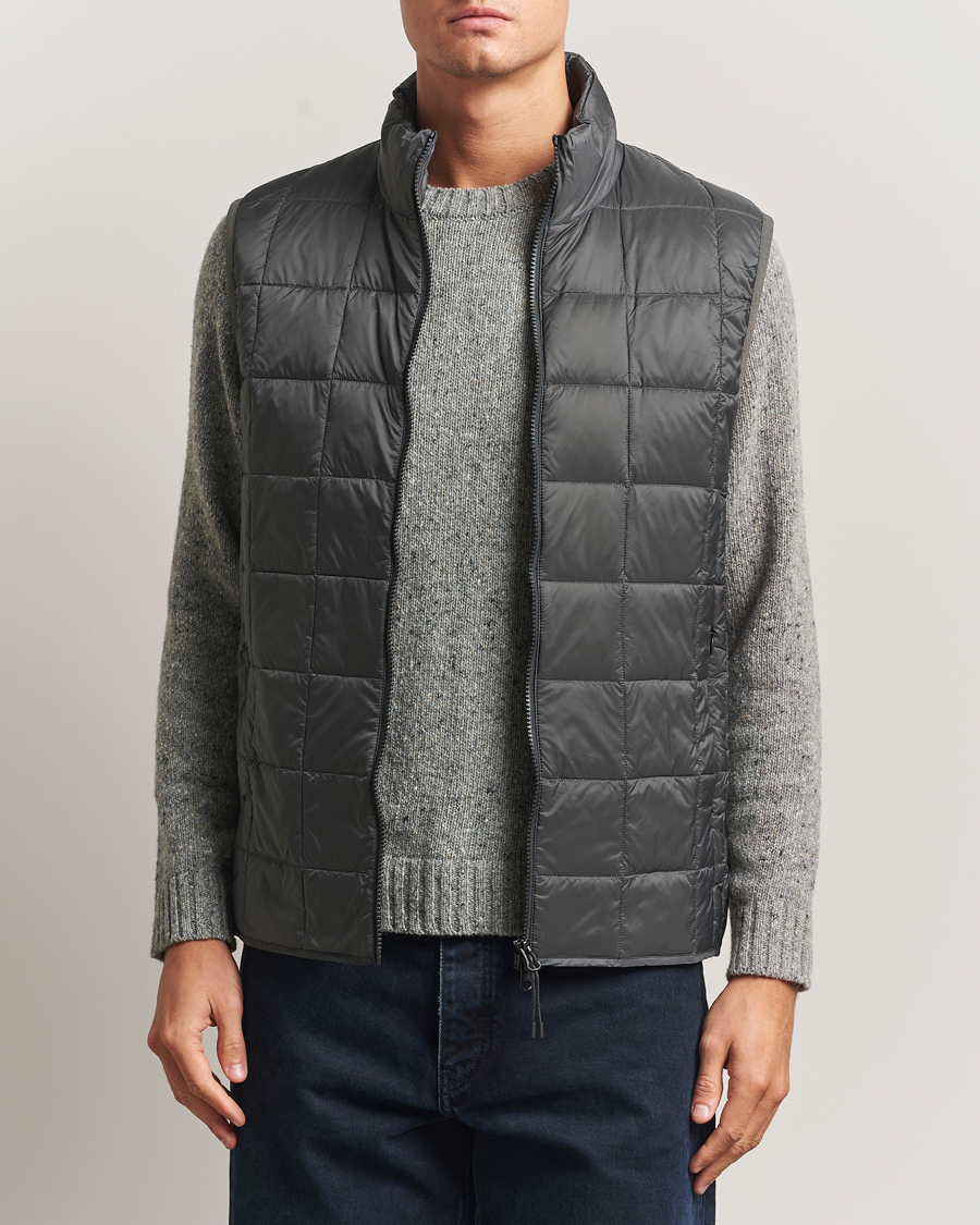 Herre | Vester | TAION | High Neck Full Zip Lightweight Down Vest Dark Grey