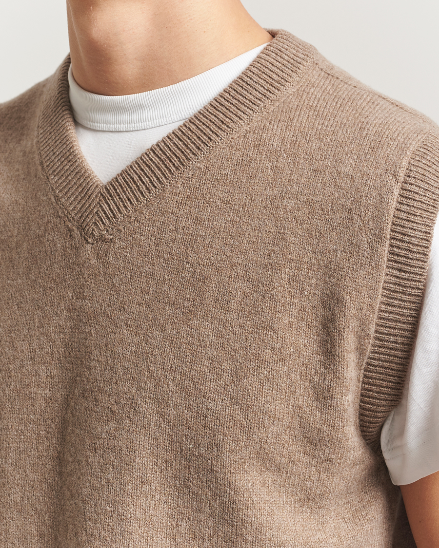 Herre | Gensere | Sunspel | Lambswool Knitted Vest Sandstone