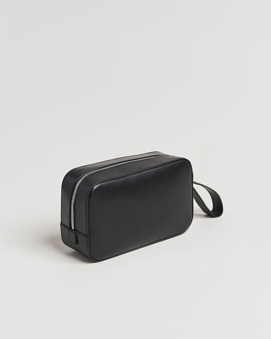 Herre | Vesker | Tiger of Sweden | Balnea Smooth Leather Washbag Black