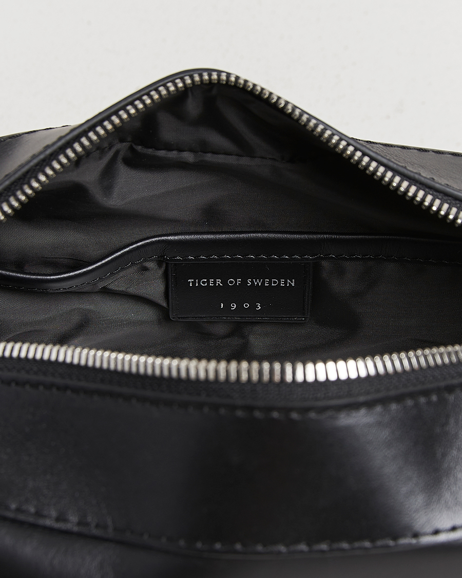 Herre | Vesker | Tiger of Sweden | Balnea Smooth Leather Washbag Black