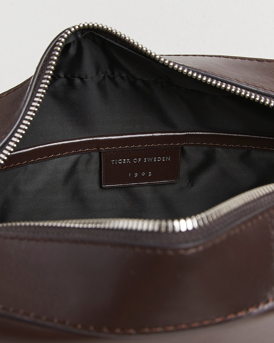 Herre | Vesker | Tiger of Sweden | Balnea Smooth Leather Washbag Dark Brown