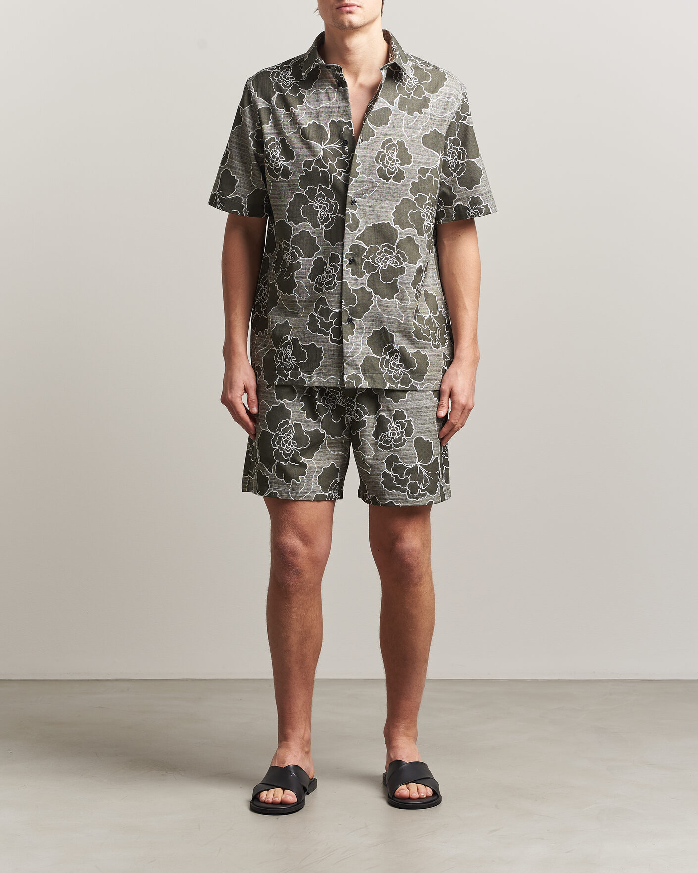 Herre | Skjorter | LES DEUX | Charlie Poppy AOP Short Sleeve Shirt Olive Night