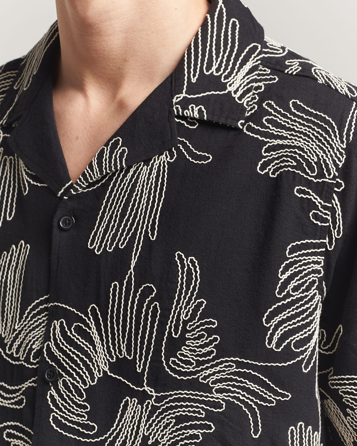 Herre | Skjorter | LES DEUX | Liam AOE Flower Short Sleeve Shirt Black