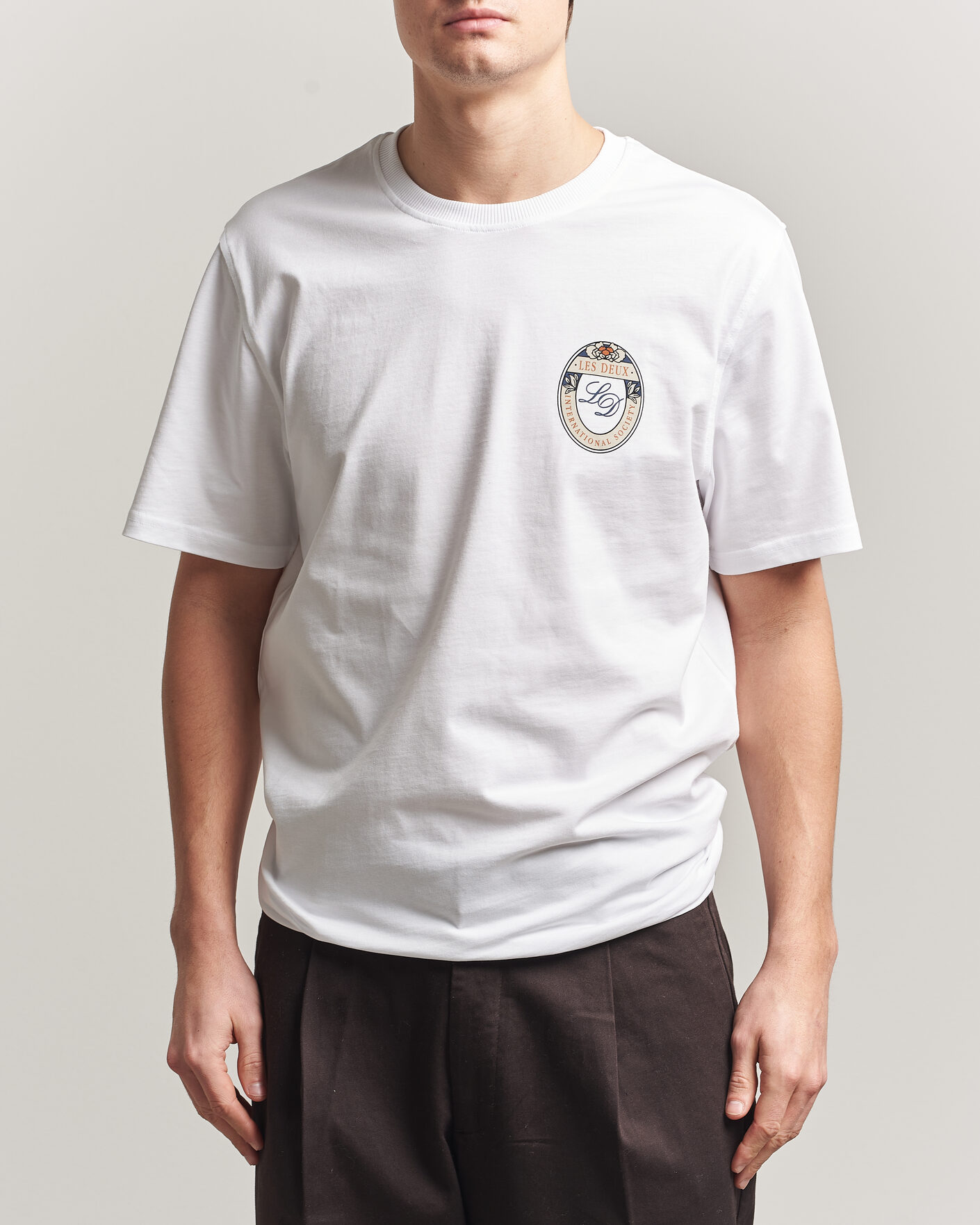 Herre | T-Shirts | LES DEUX | Brday Emblem T-Shirt White