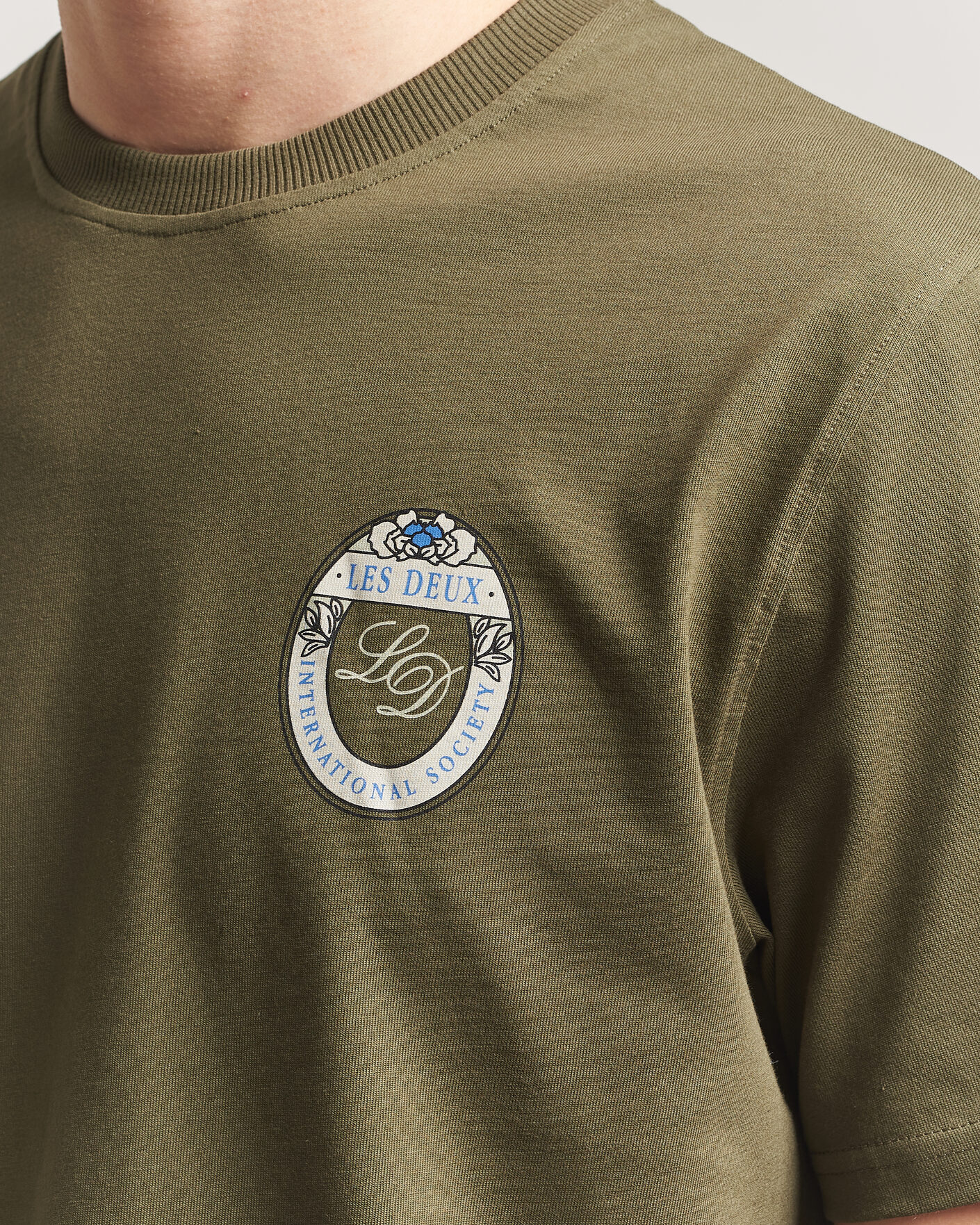 Herre | T-Shirts | LES DEUX | Brday Emblem T-Shirt Olive Night Green