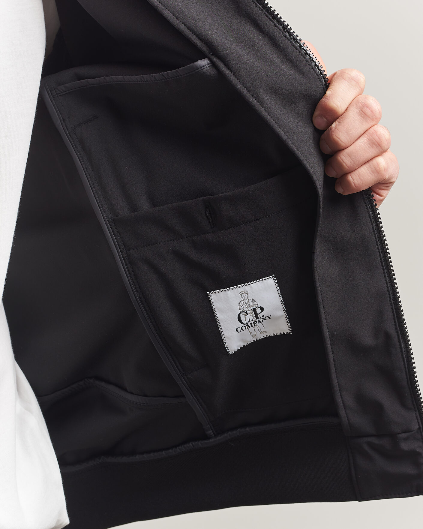 C.P. Company Shell R Hooded Jacket Black hos CareOfCarl.no