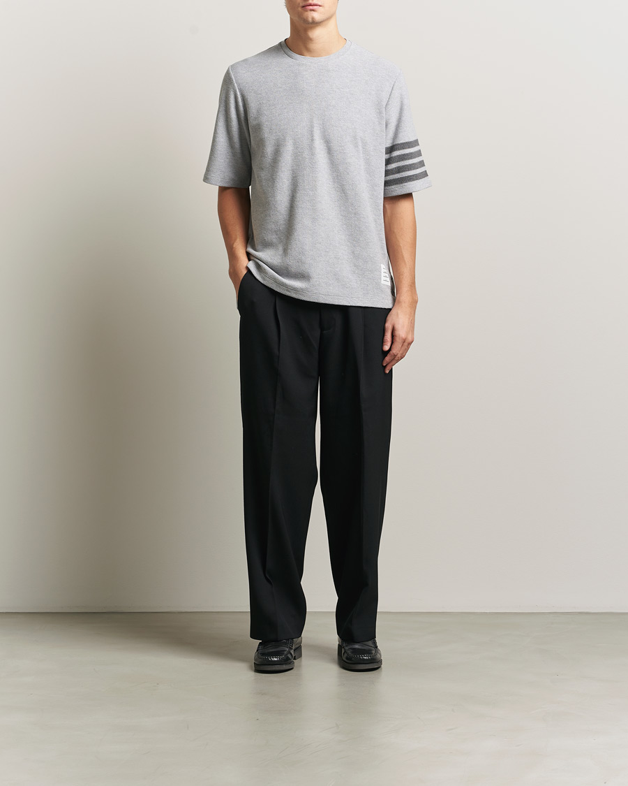 Herre | T-Shirts | Thom Browne | Textured Pique 4 Bar T-Shirt Pale Grey