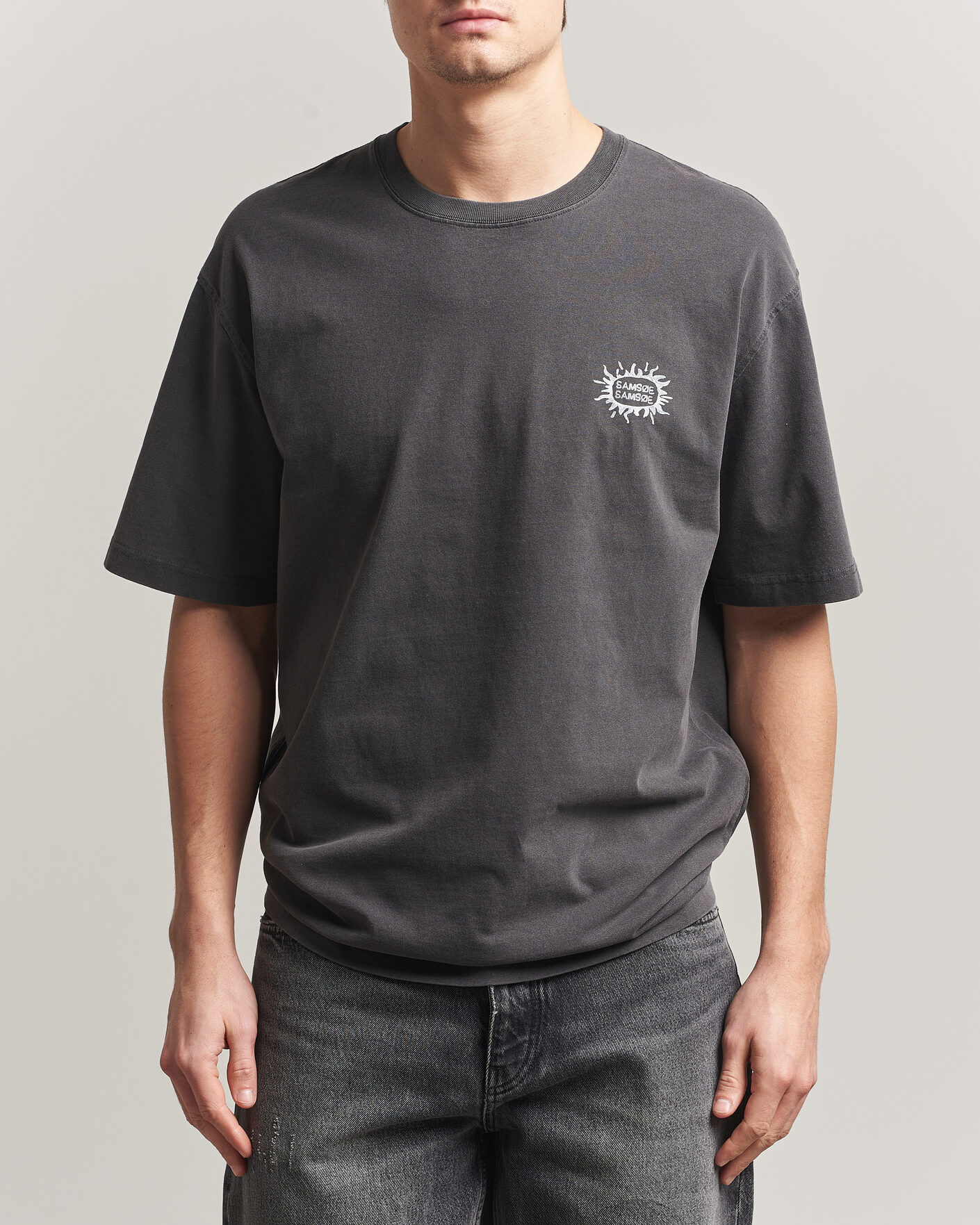 Herre | T-Shirts | Samsøe Samsøe | Gergei Printed Crew Neck T-Shirt Washed Black