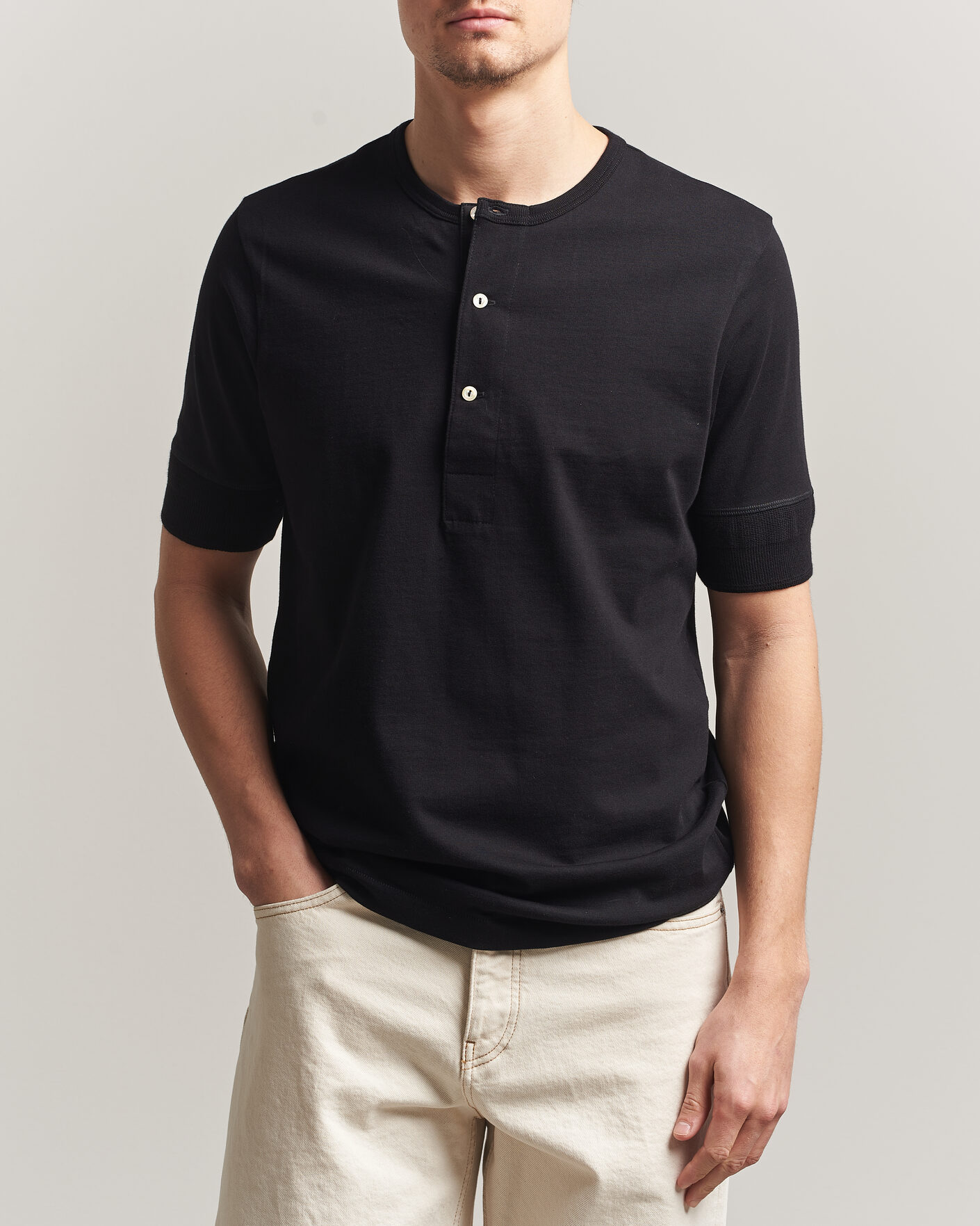 Herre | T-Shirts | Merz b. Schwanen | Classic Organic Cotton Short Sleeve Henley Black