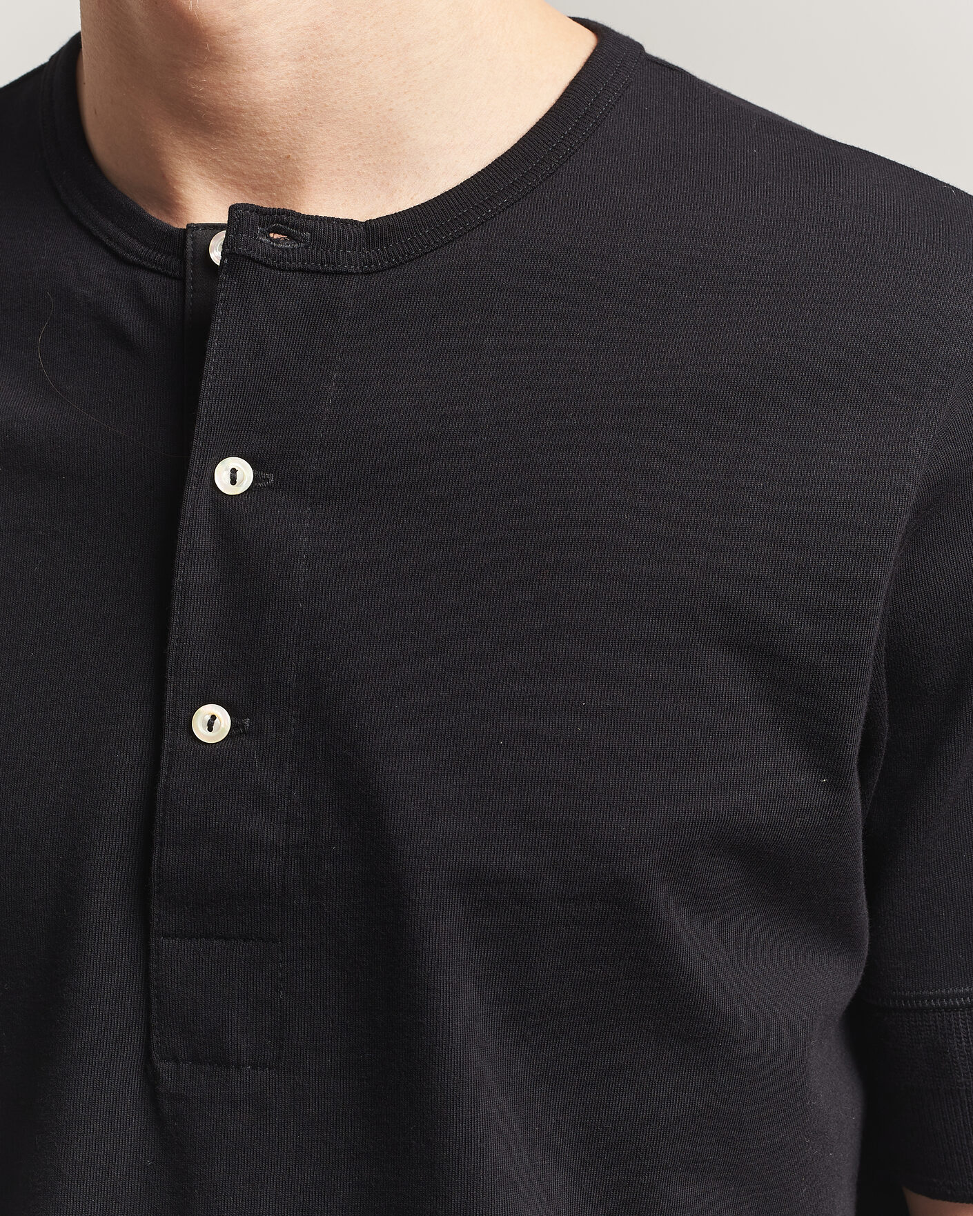 Herre | T-Shirts | Merz b. Schwanen | Classic Organic Cotton Short Sleeve Henley Black