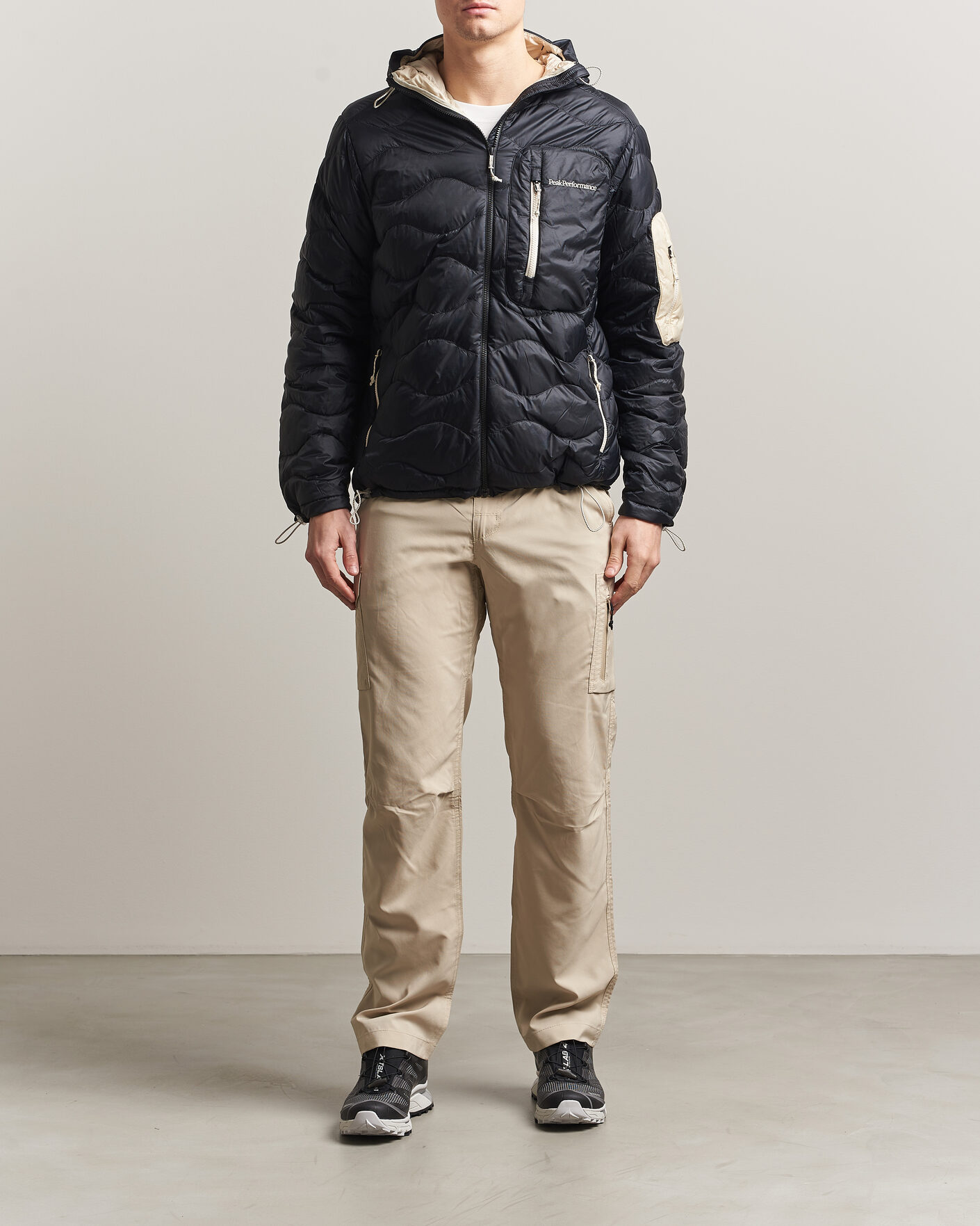 Herre | Jakker | Peak Performance | Helium Utility Down Hooded Jacket Black/Sand Fog