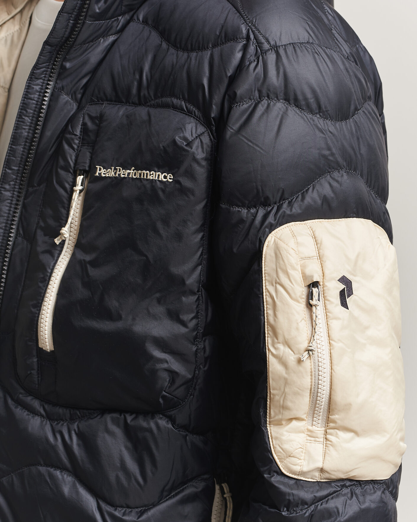Herre | Jakker | Peak Performance | Helium Utility Down Hooded Jacket Black/Sand Fog