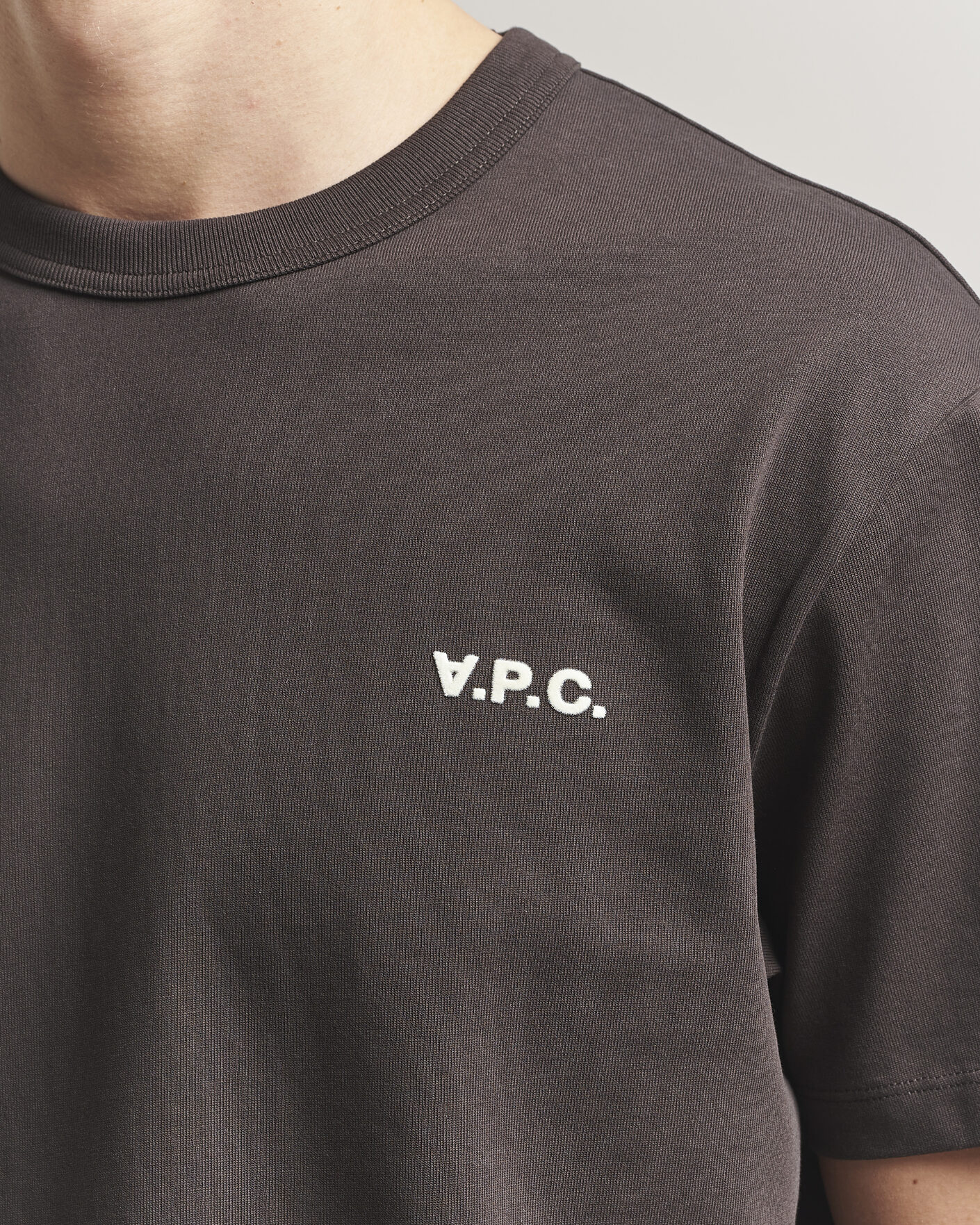 Herre | T-Shirts | A.P.C. | Boxy Fit Petit VPC T-Shirt Ecru Brown
