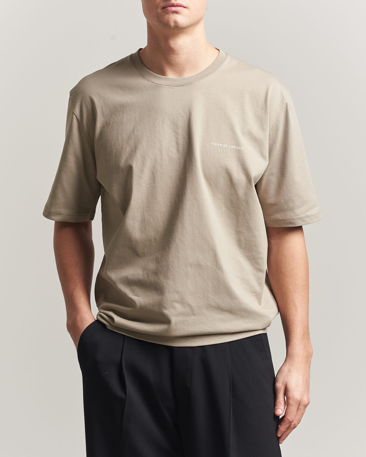 Herre | T-Shirts | Tiger of Sweden | Pro Logo Crew Neck T-Shirt Artichoke Grey