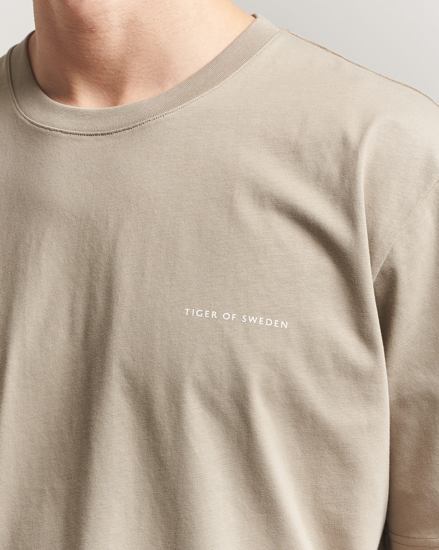 Herre | T-Shirts | Tiger of Sweden | Pro Logo Crew Neck T-Shirt Artichoke Grey