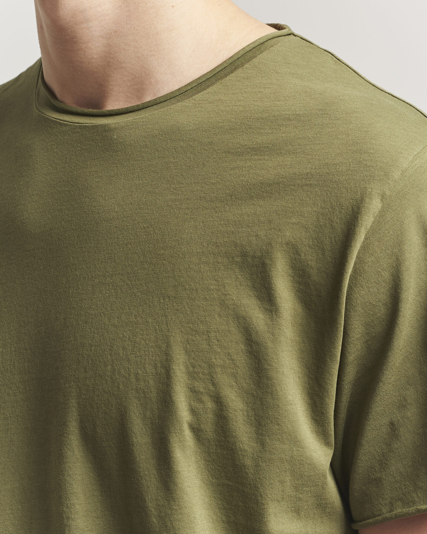 Herre | T-Shirts | Filippa K | Roll Neck Crew Neck T-Shirt Laurel Green