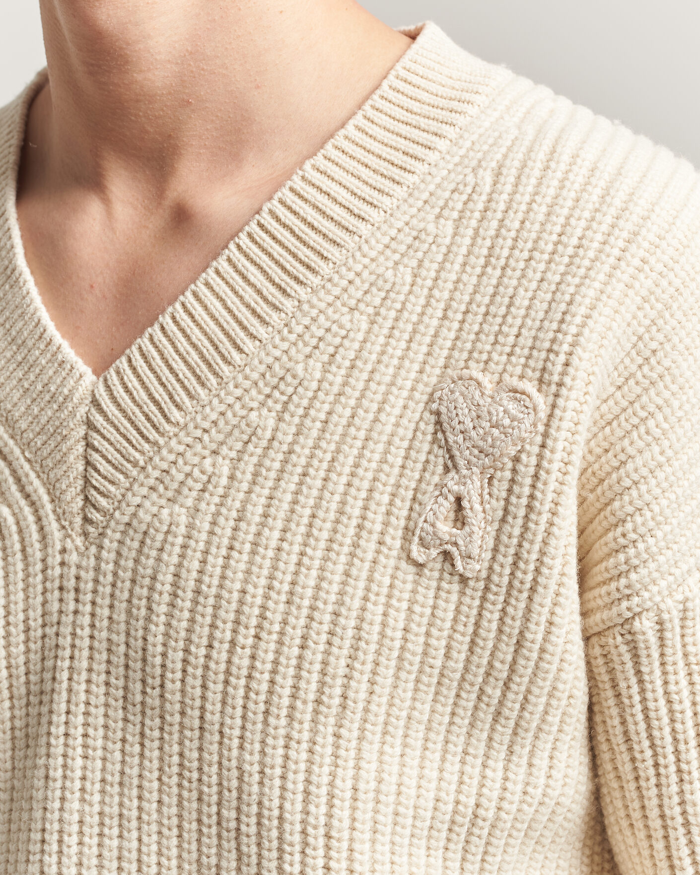 Herre | Gensere | AMI | Wool/Cotton Ribbed V-Neck Creme